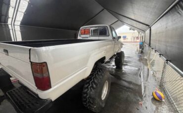 Toyota-pick-up-1984-white-10