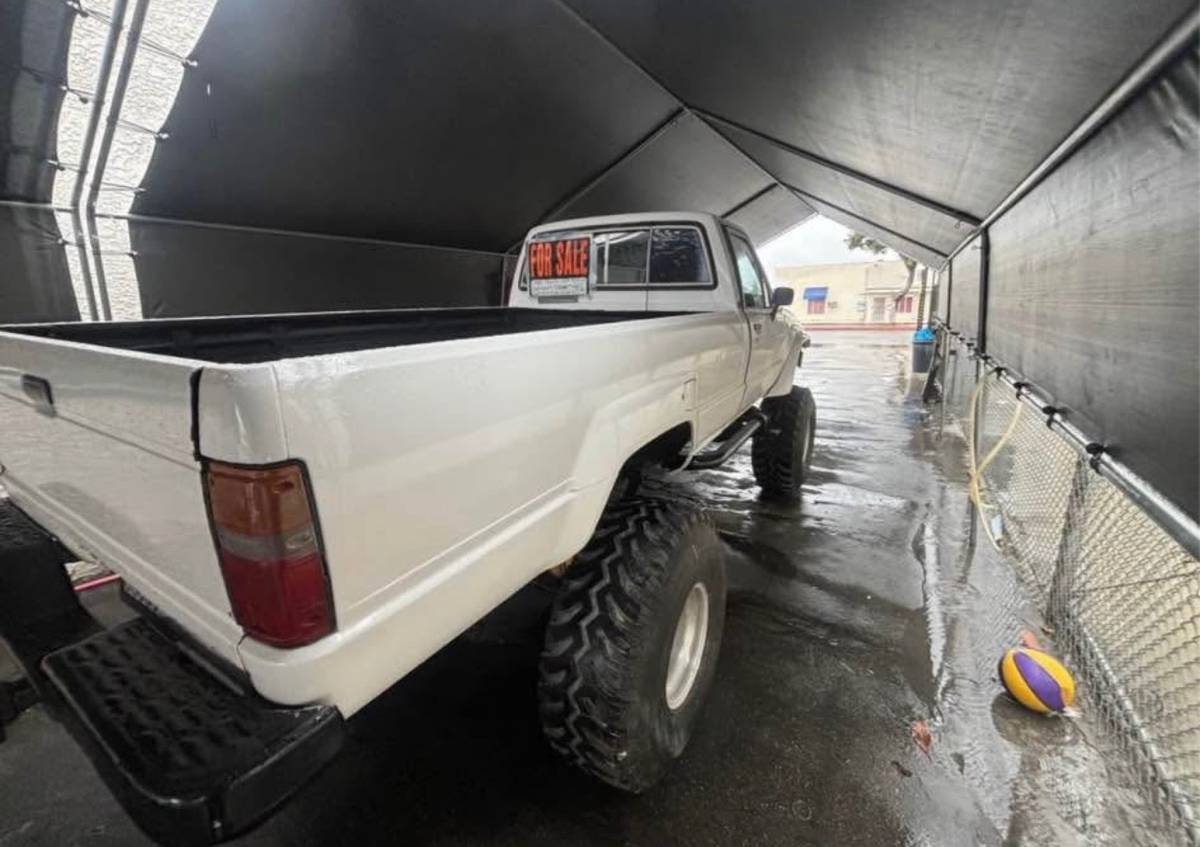 Toyota-pick-up-1984-white-10