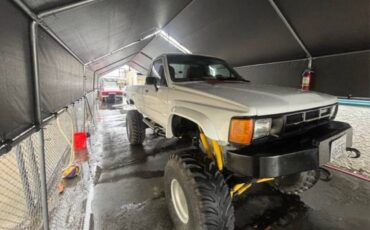 Toyota-pick-up-1984-white-13