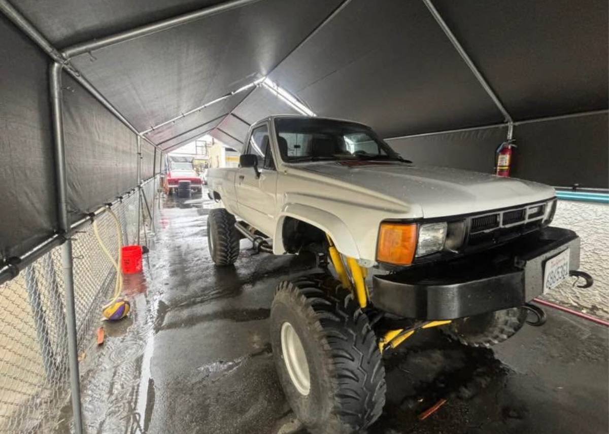 Toyota-pick-up-1984-white-13