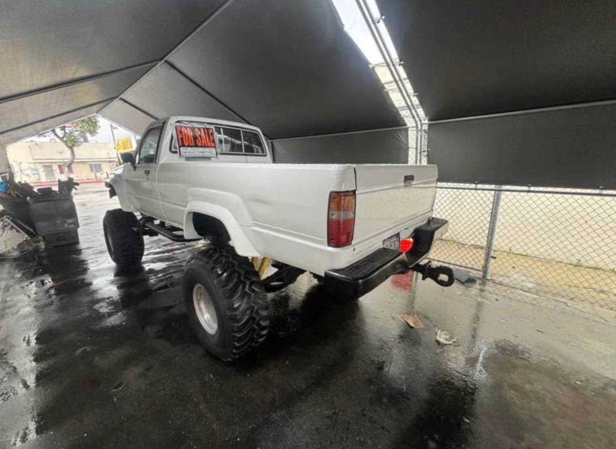 Toyota-pick-up-1984-white-19