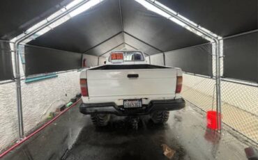 Toyota-pick-up-1984-white-21