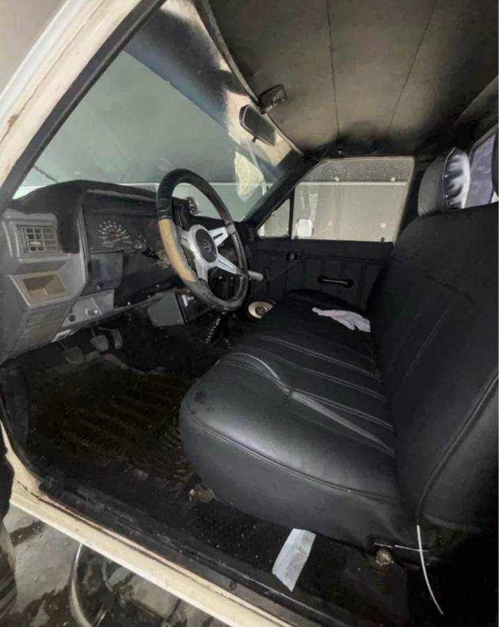 Toyota-pick-up-1984-white-4