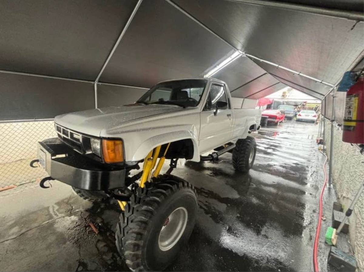Toyota-pick-up-1984-white-5