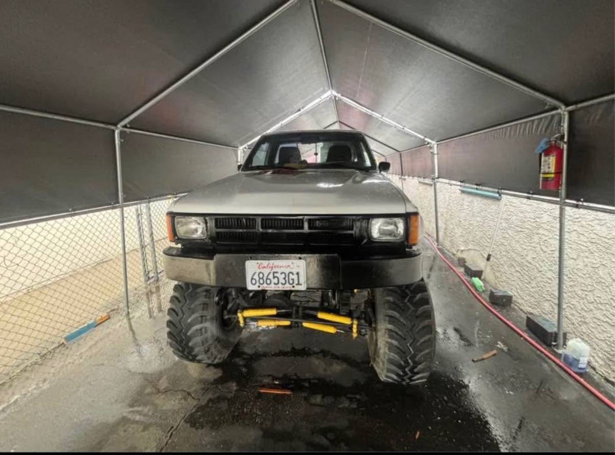 Toyota-pick-up-1984-white-8