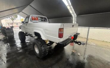 Toyota-pick-up-1984-white-9