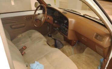 Toyota-pick-up-1989-white-10
