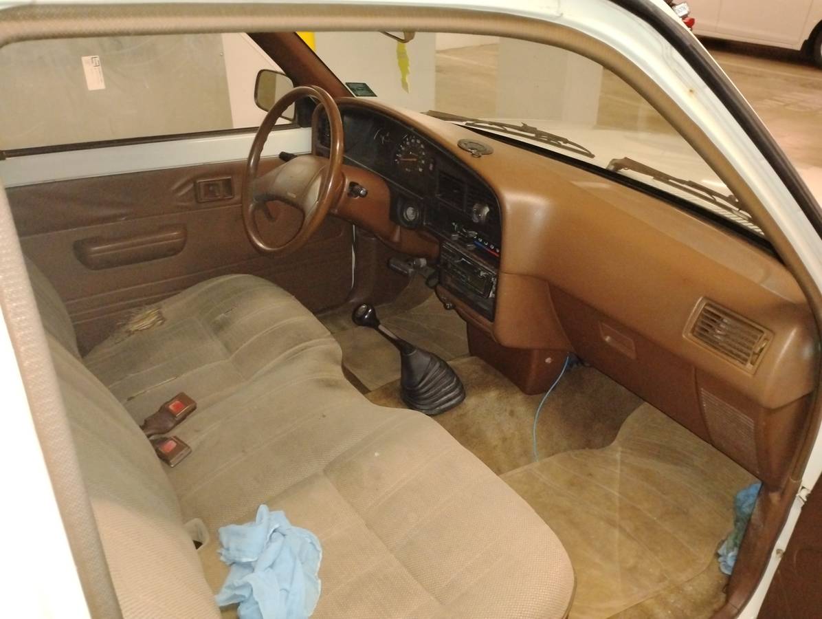 Toyota-pick-up-1989-white-10