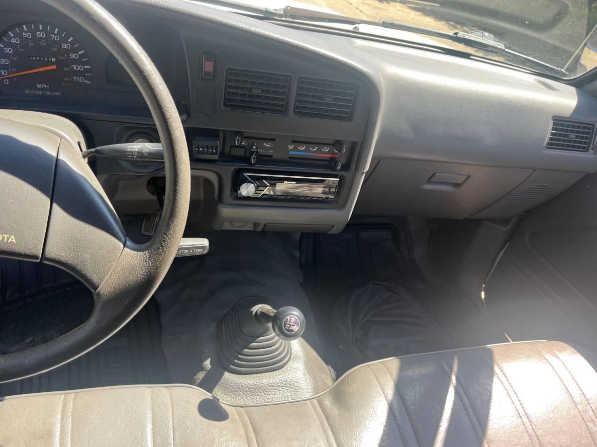 Toyota-pick-up-1989-white-2