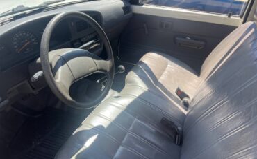 Toyota-pick-up-1989-white-3