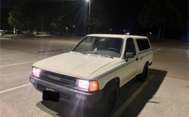 Toyota-pick-up-1989-white