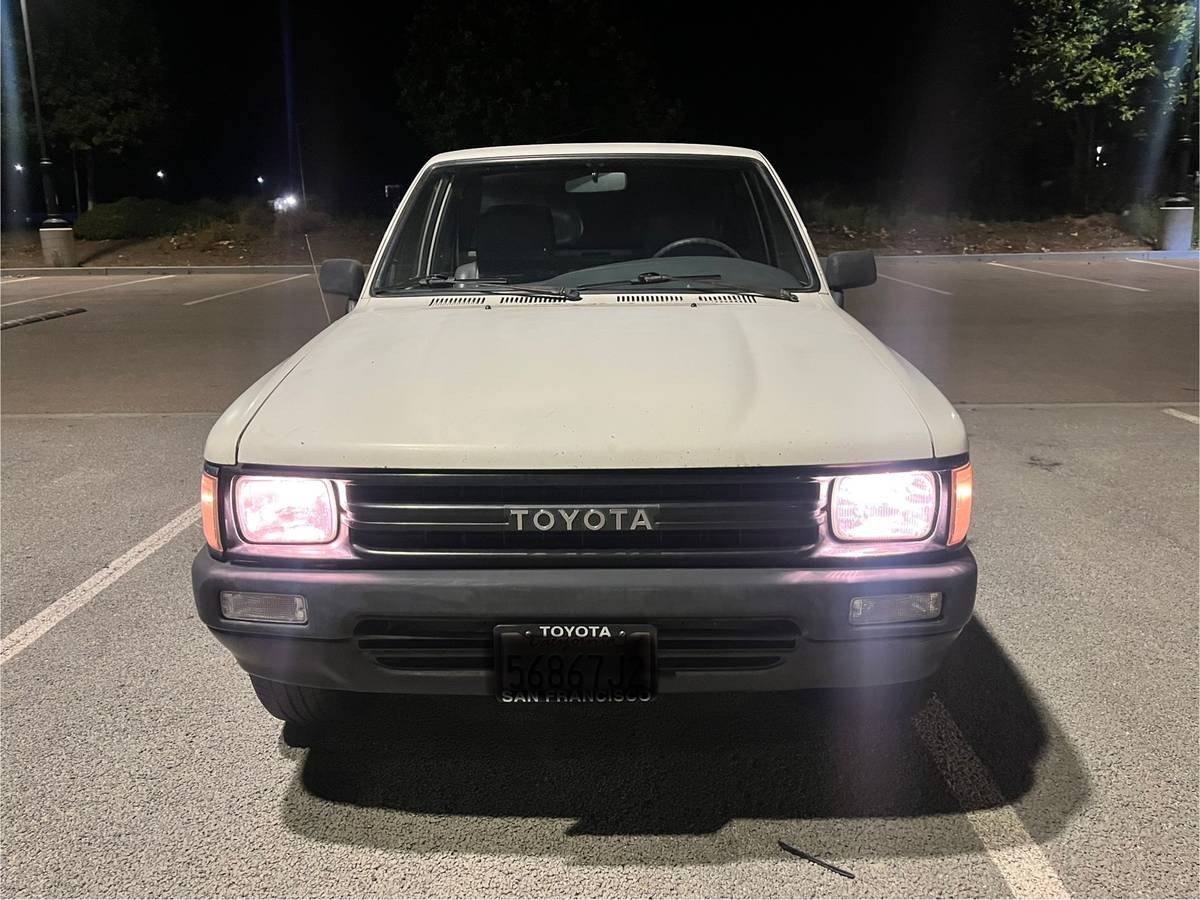 Toyota-pick-up-1989-white-4