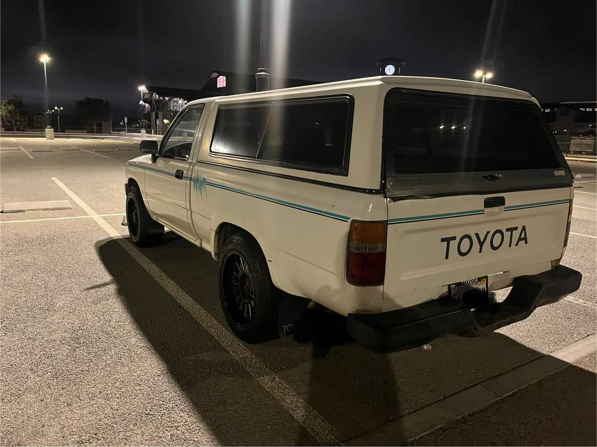Toyota-pick-up-1989-white-9