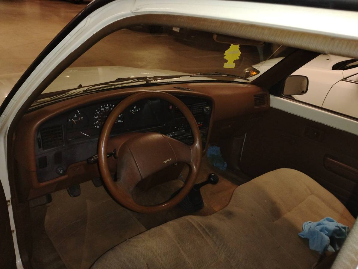 Toyota-pick-up-1989-white-9