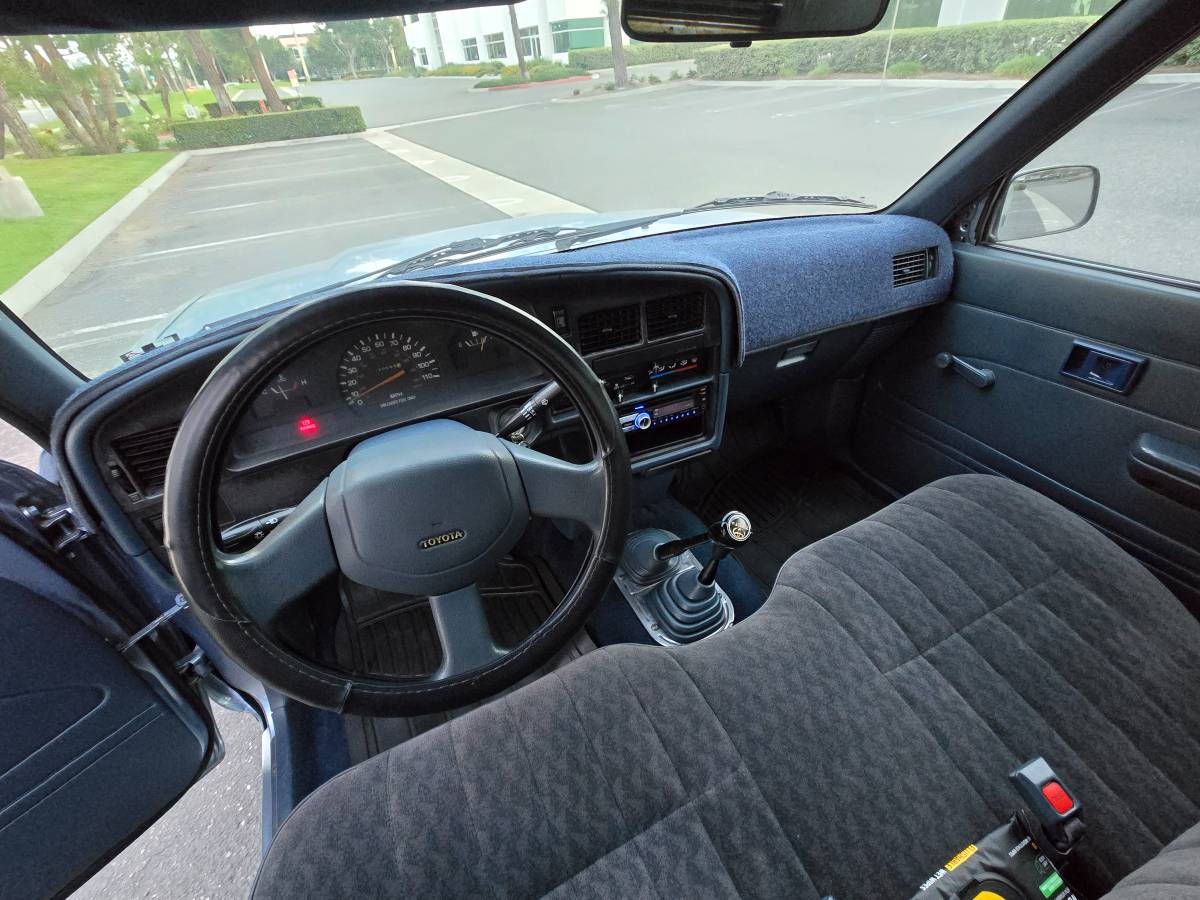 Toyota-pick-up-1990-11