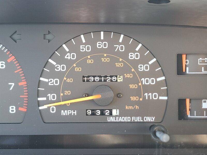 Toyota-pick-up-1990-white-136