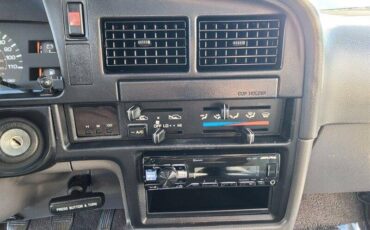 Toyota-pick-up-1990-white-231