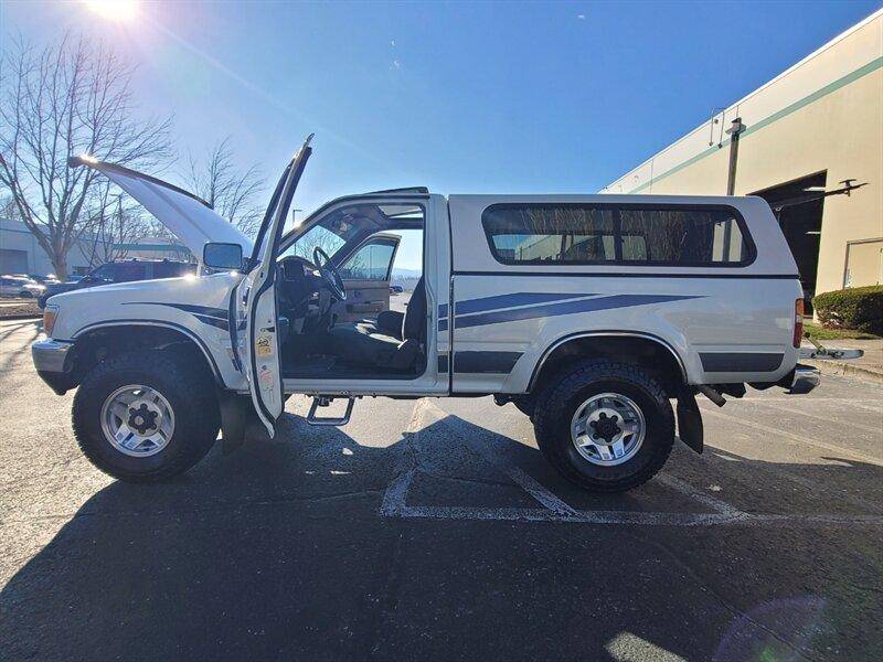 Toyota-pick-up-1990-white-308