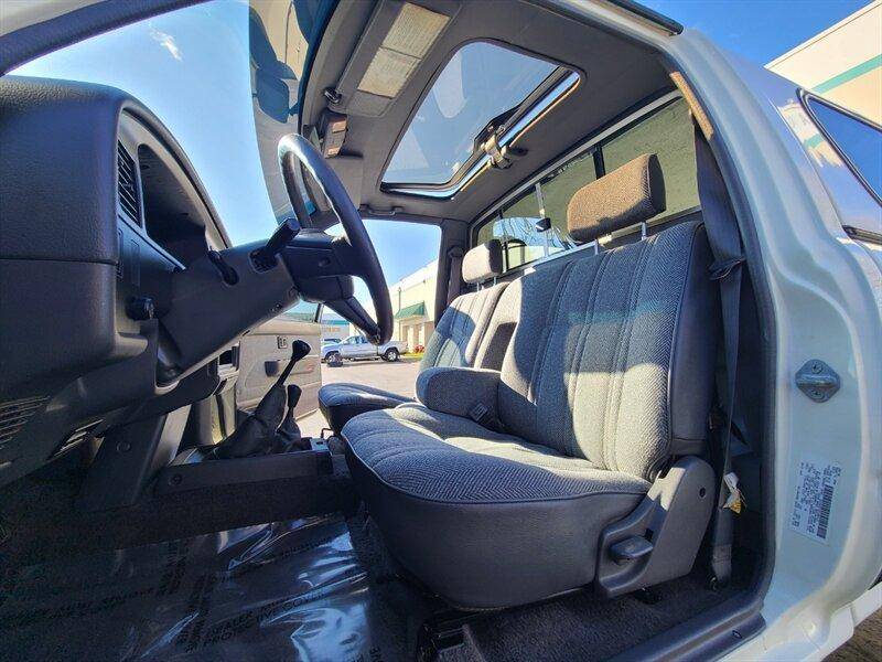 Toyota-pick-up-1990-white-84