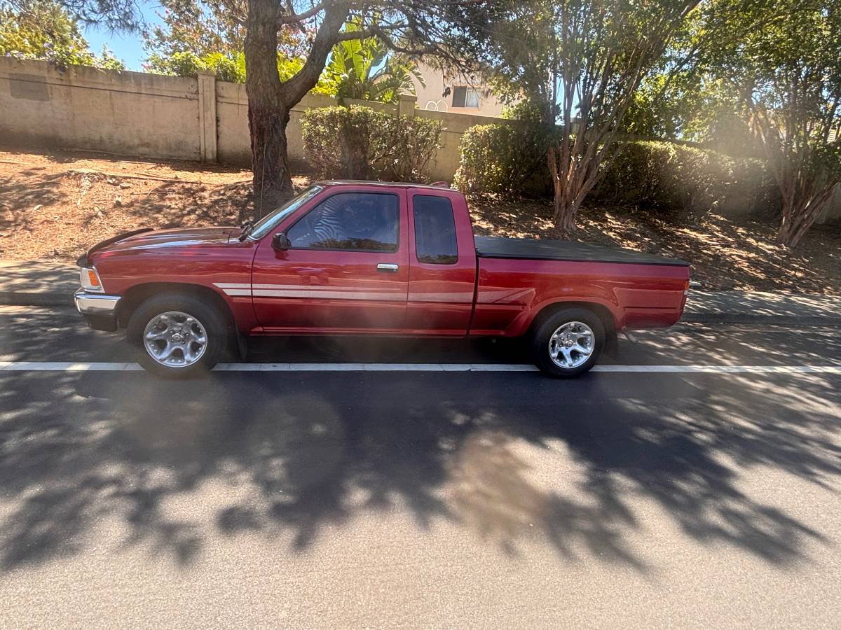 Toyota-pick-up-1994-red-1