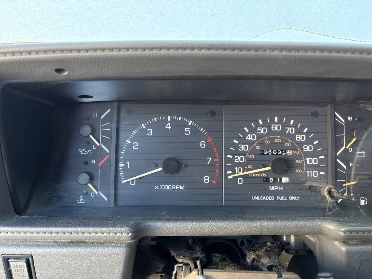 Toyota-pick-up-sr5-1988-white-11