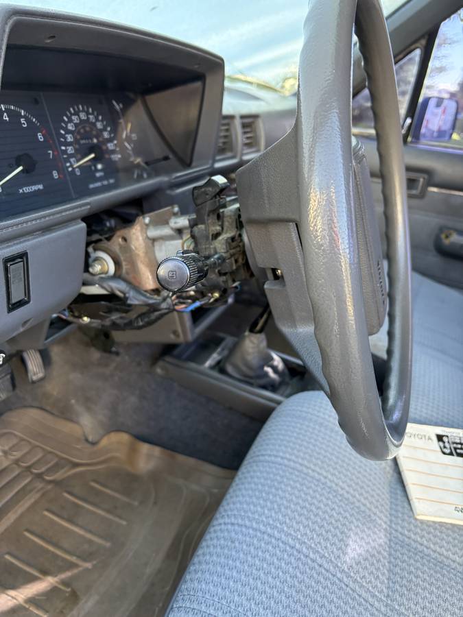 Toyota-pick-up-sr5-1988-white-12
