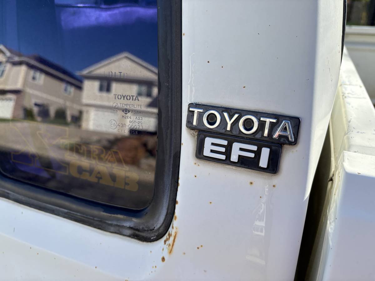 Toyota-pick-up-sr5-1988-white-13