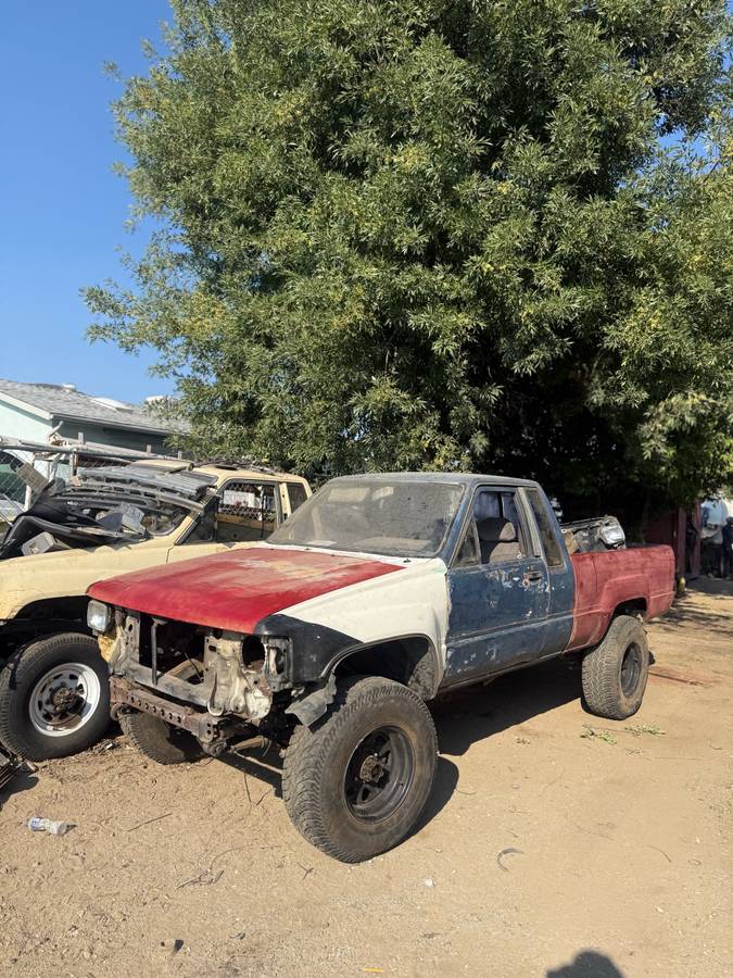 Toyota-pickup-1981-2
