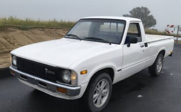 Toyota-pickup-1981-white-1