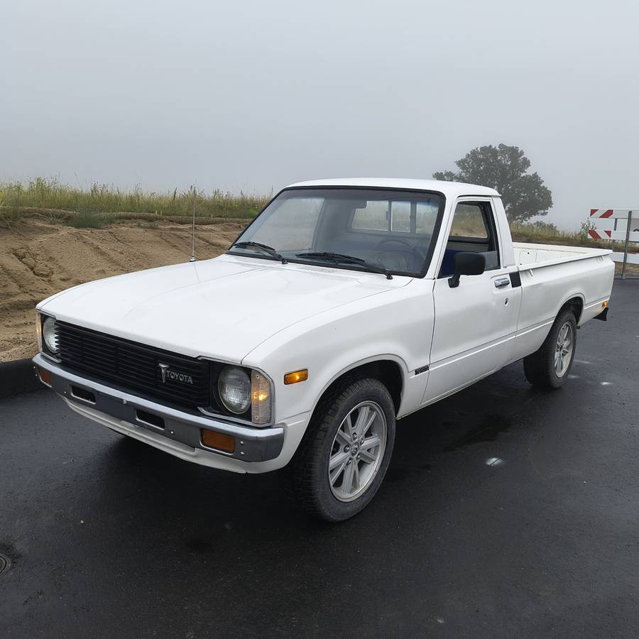 Toyota-pickup-1981-white-1