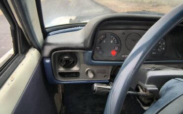 Toyota-pickup-1981-white-10