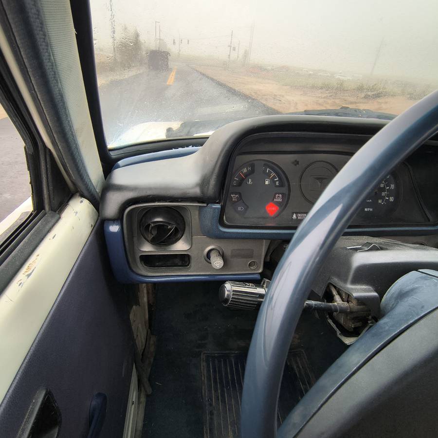 Toyota-pickup-1981-white-10