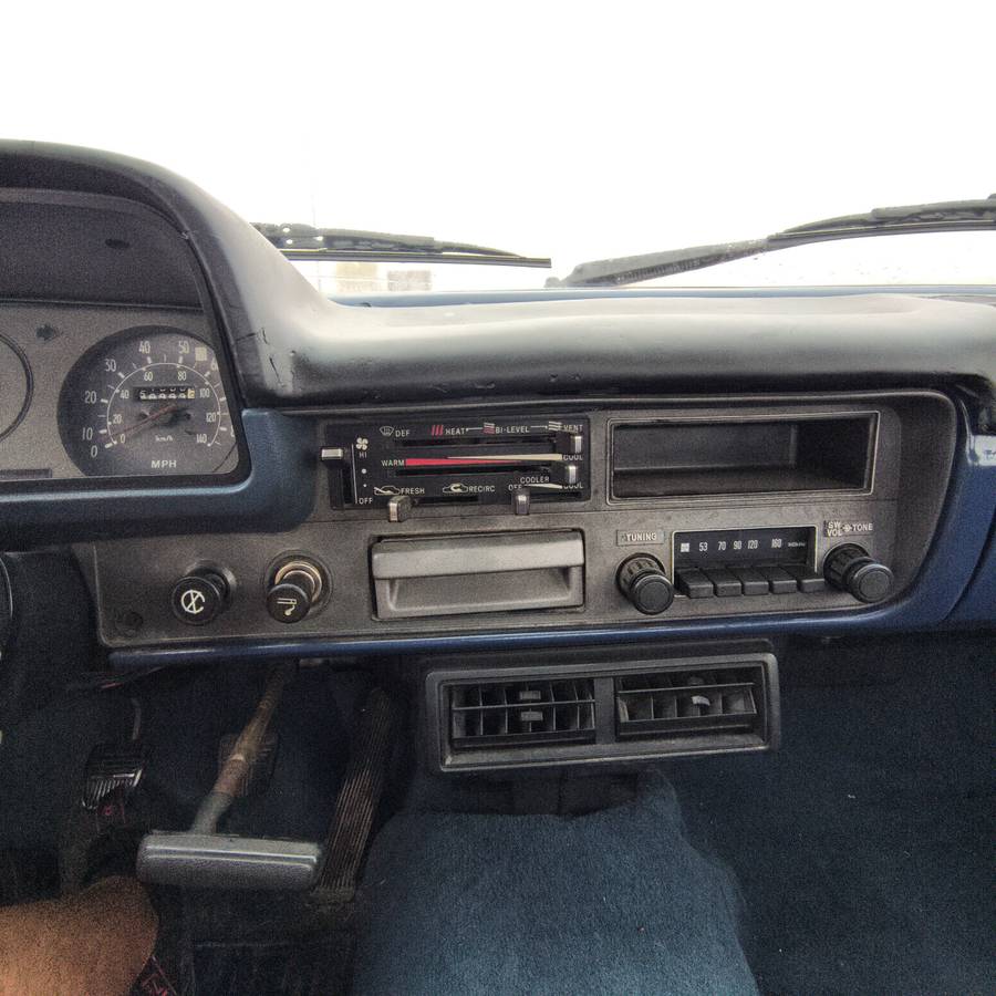 Toyota-pickup-1981-white-12