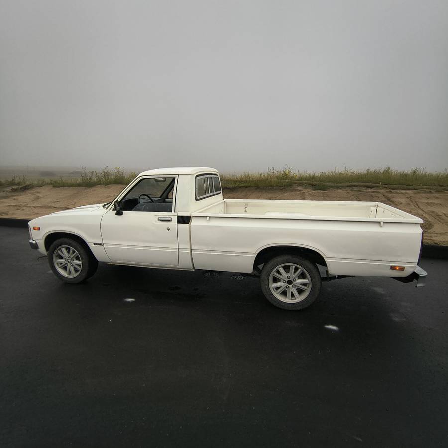 Toyota-pickup-1981-white-2