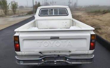 Toyota-pickup-1981-white-3