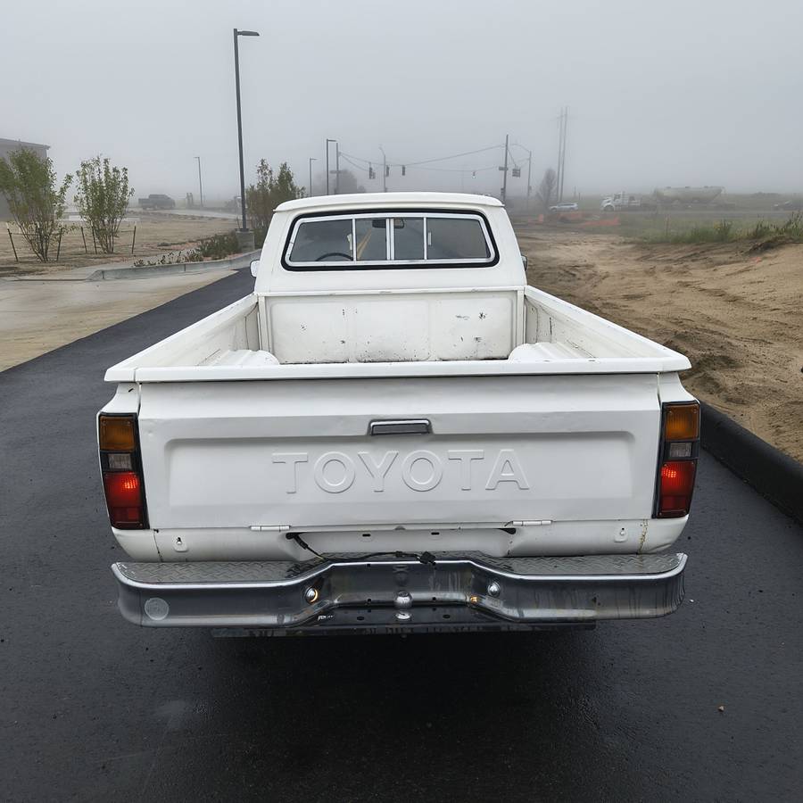 Toyota-pickup-1981-white-3