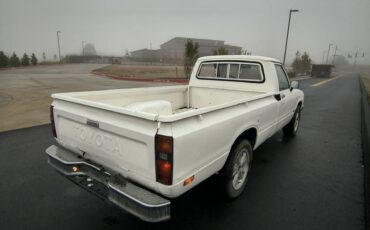 Toyota-pickup-1981-white-5