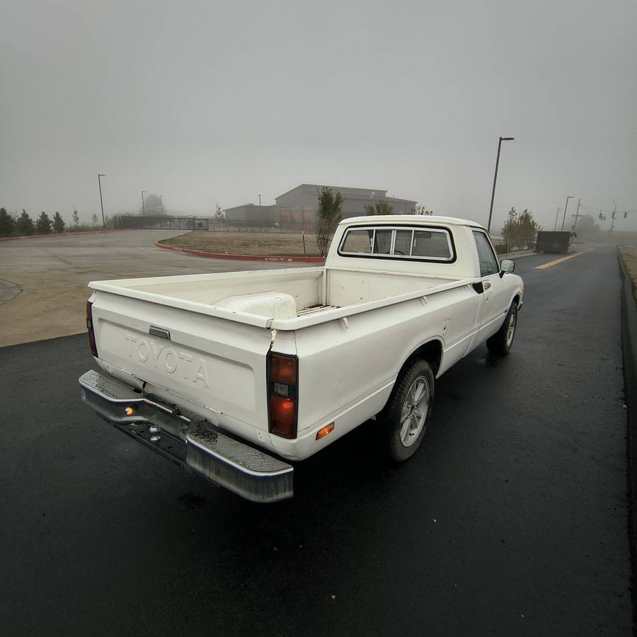 Toyota-pickup-1981-white-5