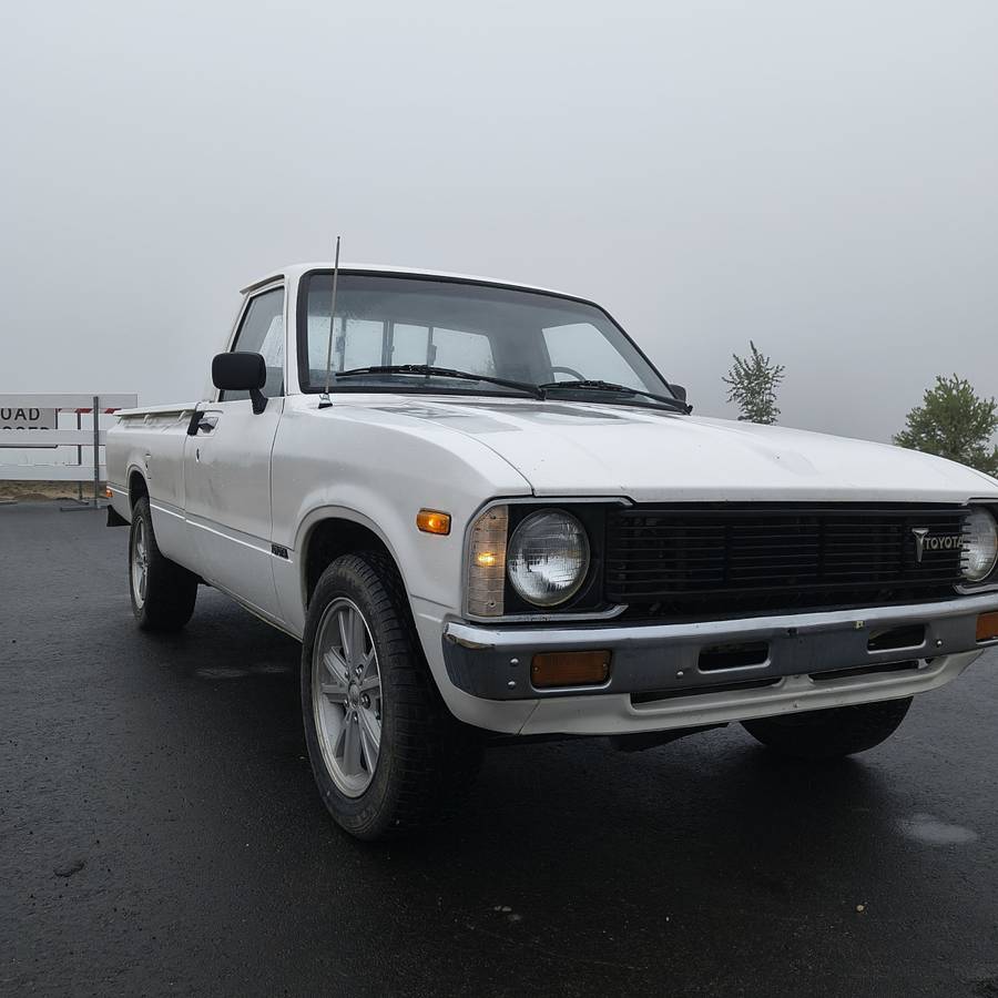 Toyota-pickup-1981-white-7