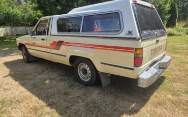 Toyota-pickup-1984-3