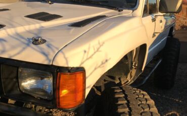 Toyota-pickup-1985-white-10