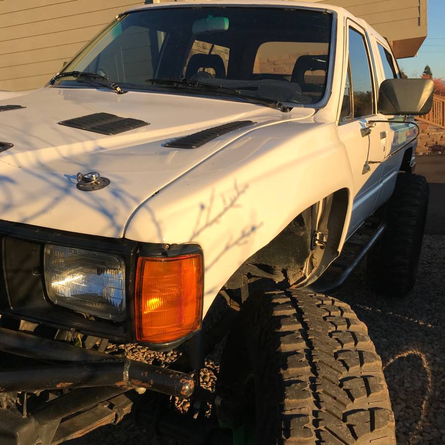 Toyota-pickup-1985-white-10