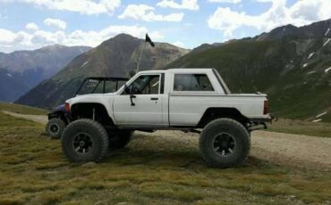 Toyota-pickup-1985-white-12