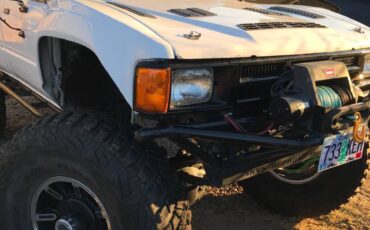 Toyota-pickup-1985-white-13