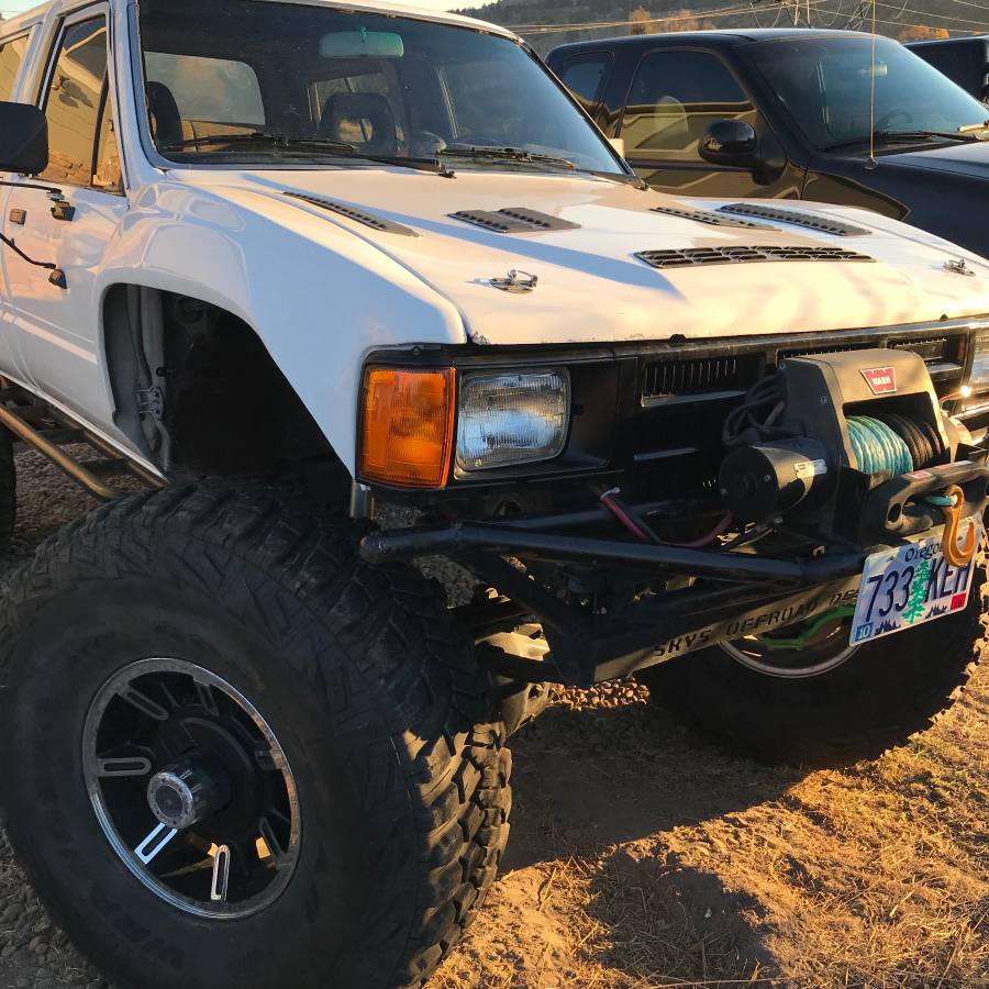 Toyota-pickup-1985-white-13