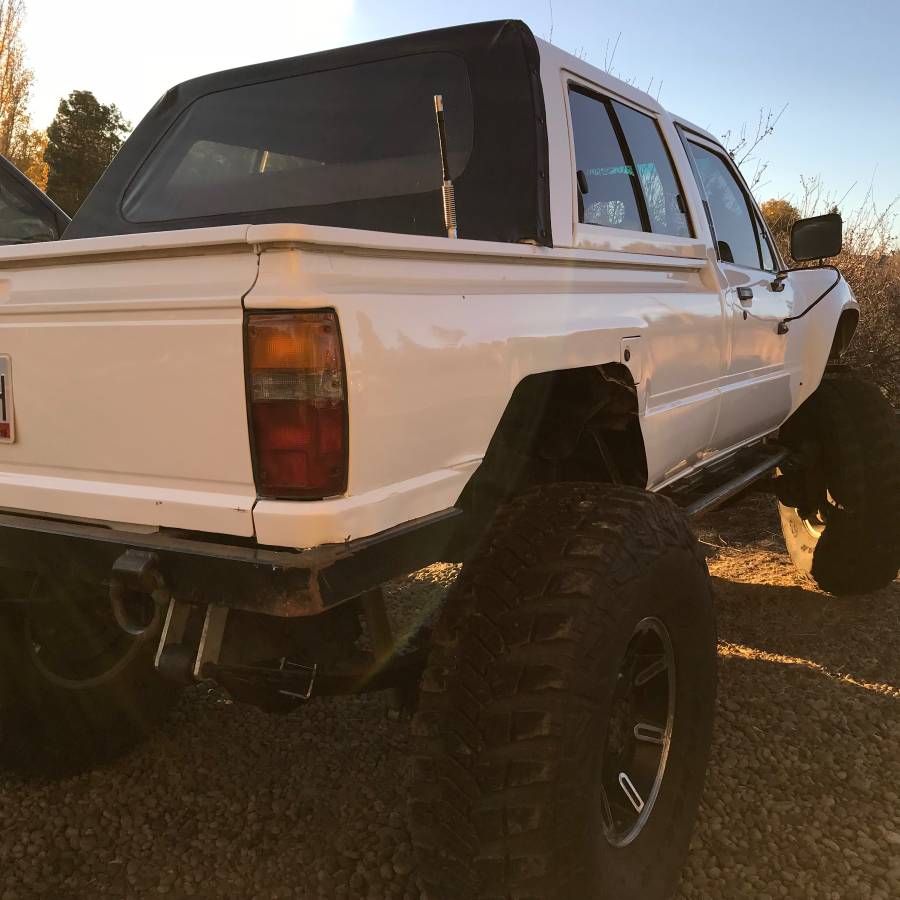 Toyota-pickup-1985-white-14