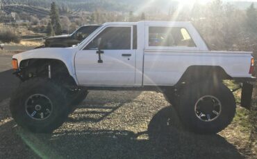 Toyota-pickup-1985-white
