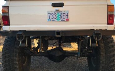 Toyota-pickup-1985-white-2