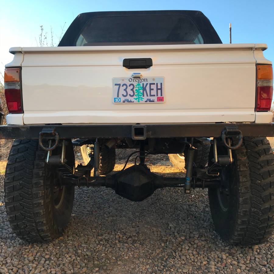 Toyota-pickup-1985-white-2