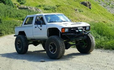 Toyota-pickup-1985-white-4